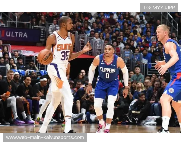 球星合照中神秘人身份引外界疯狂猜测